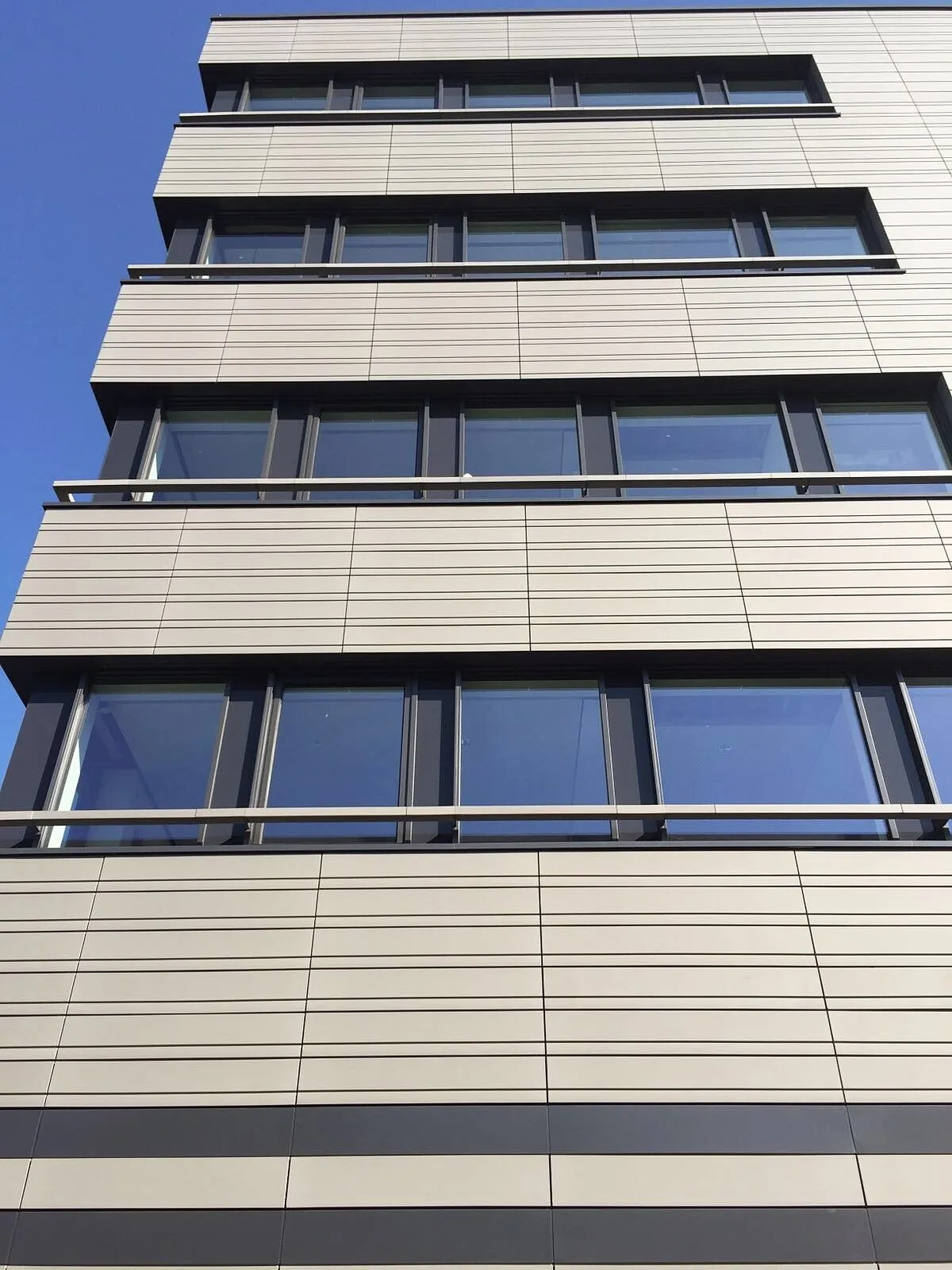 Bürogebäude von Aldi Süd in Mülheim an der Ruhr mit horizontalen hellen Fassadenbändern und durchlaufenden Fensterbändern