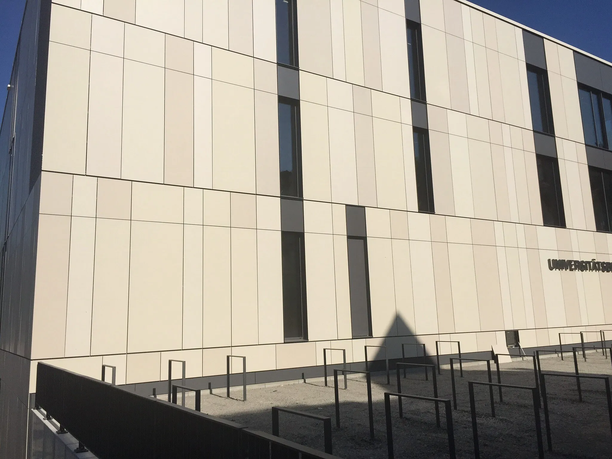 Sandfarbene Plattenfassade der Universitätsbibliothek Marburg